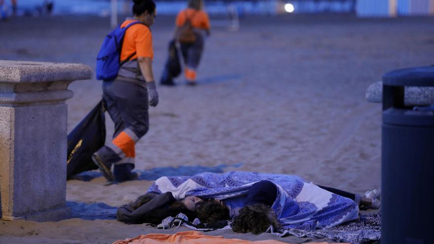 Recogida de residuos en la noche de San Juan en València