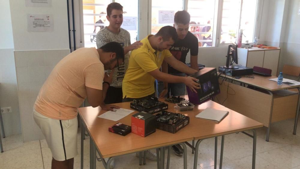 Los alumnos esperando en el aula la llegada de la Reina