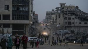 Palestinos desplazados internos caminan por una calle de la Ciudad de Gaza, este martes.