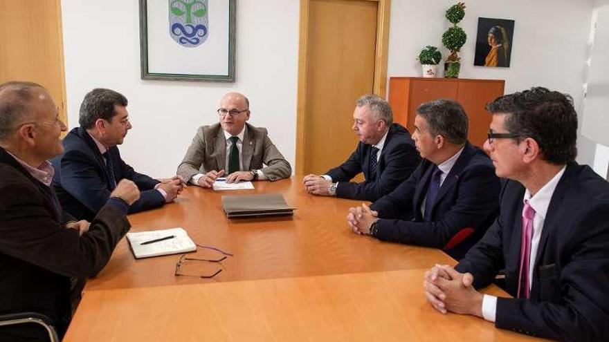 Manuel Baltar, reunido con expertos de turismo en el campus. // FdV