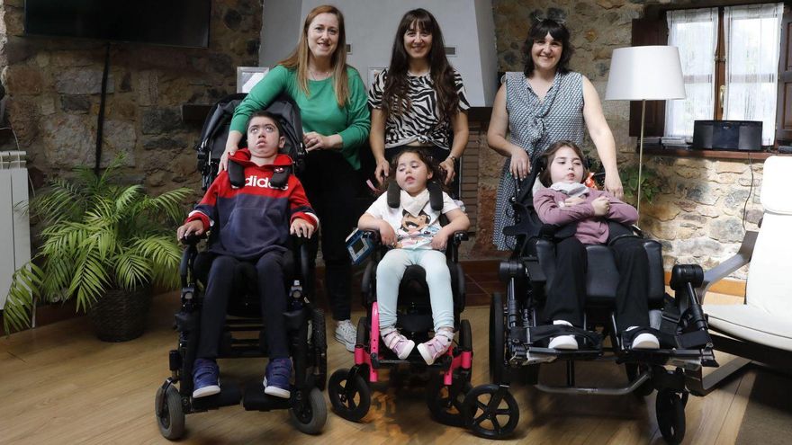 Por la izquierda, María Díaz Fernández con Martín, Belén González Cameán con Kayla y Rocío Menéndez Muñiz con Telma, en el domicilio de María Díaz, en Biedes (Las Regueras). | FERNANDO RODRÍGUEZ