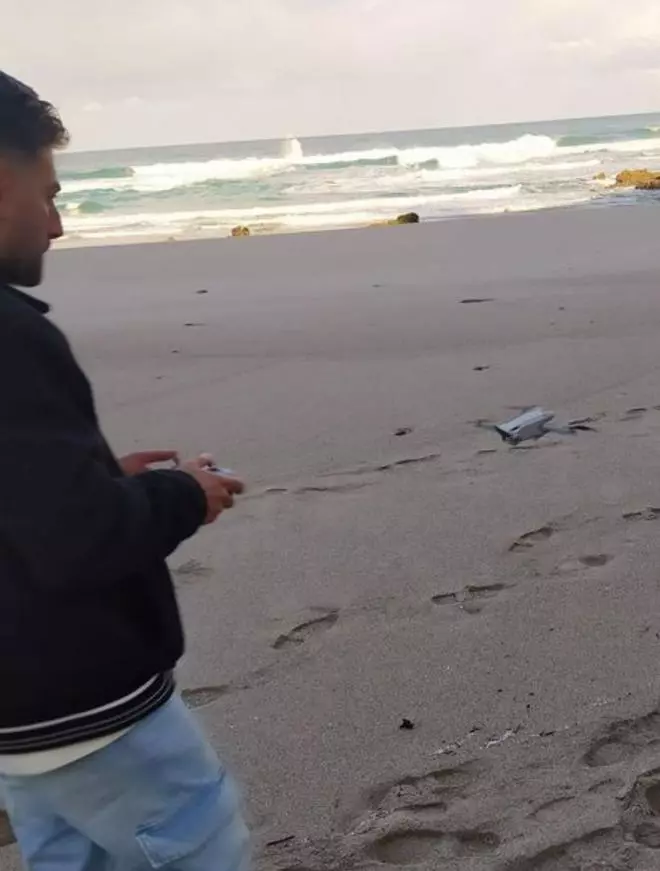 Arteixo utiliza un dron para detectar las bolsas de pélets en las playas del municipio