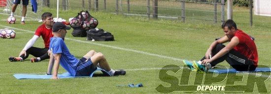 La plantilla entrena bajo la lluvia con el 'shock'