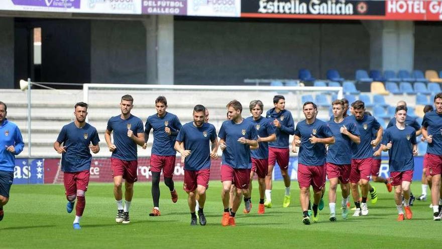 Los jugadores del primer equipo trotando durante un entrenamiento celebrado en Pasarón. // G. Santos