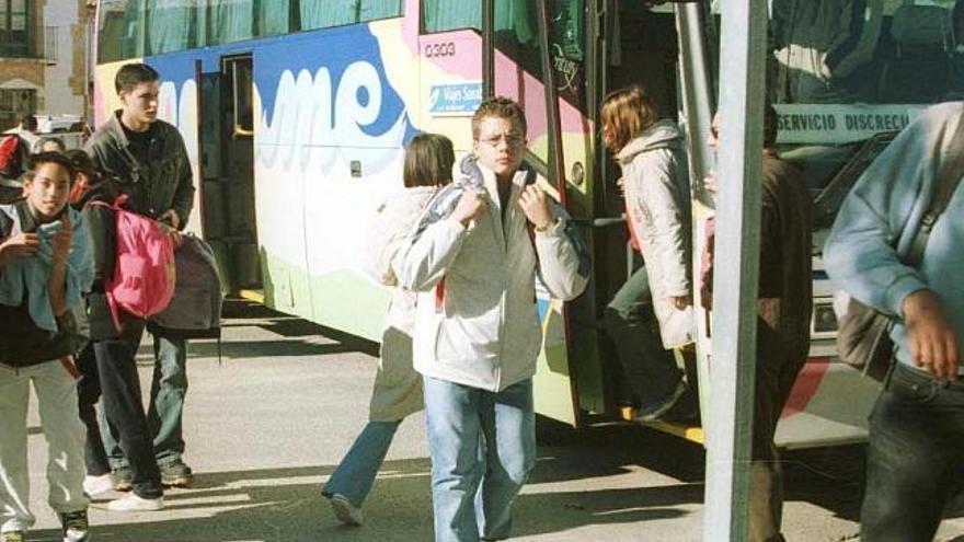 Uno de los autobuses que cubren las líneas de transporte escolar