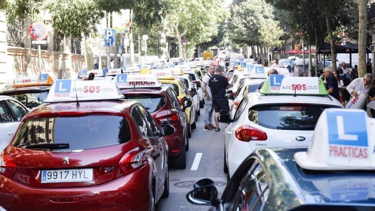 Coches de autoescuela de Málaga, en una imagen de archivo