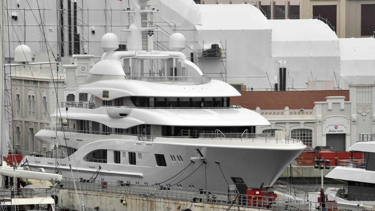 Die Yacht &quot;Valerie&quot; im Hafen von Barcelona.