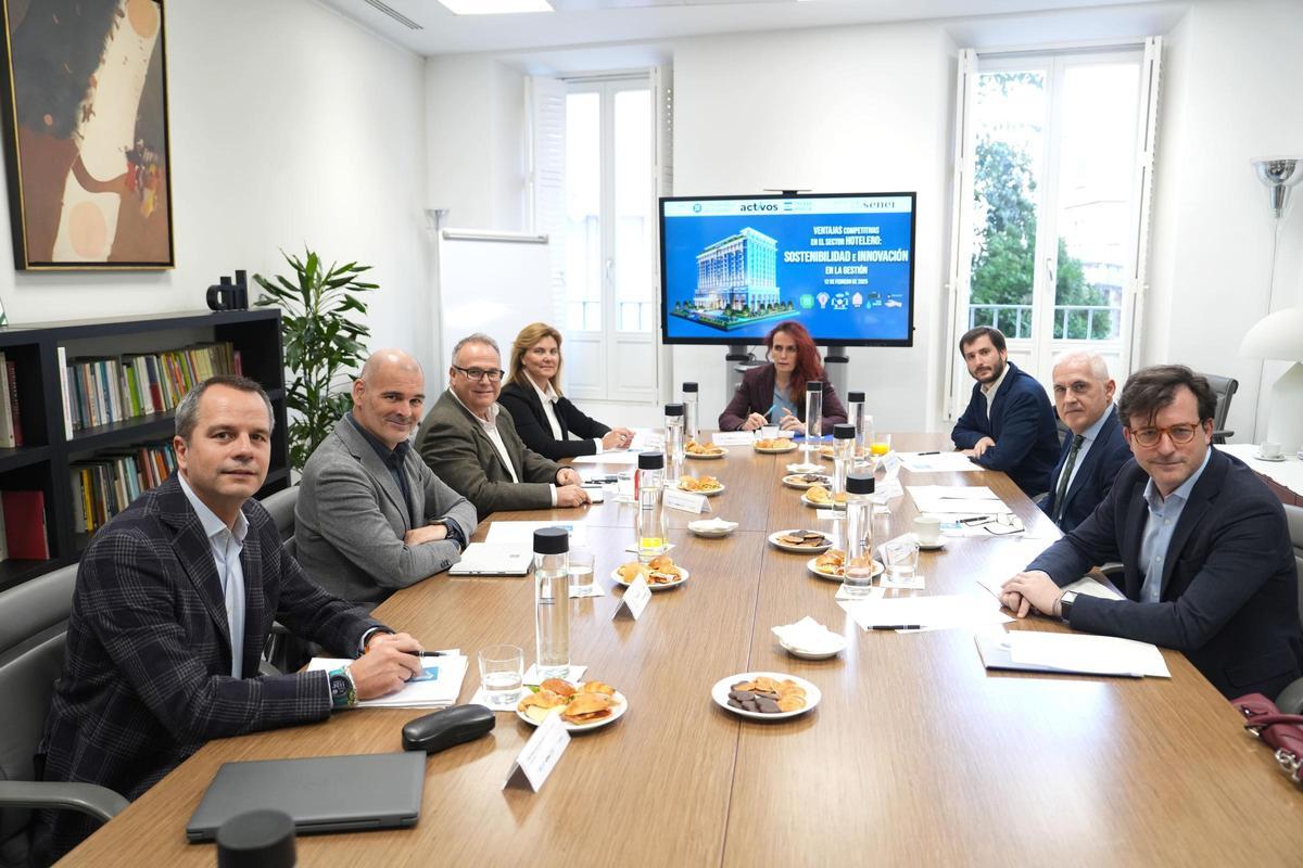 De izquierda a derecha, Néstor Pérez (Palladium Hotel Group), Javier Pérez (VP Hoteles), Juan Francisco Paz (Sener), Rocío Cela (Four Seasons Hotels &amp; Resorts), Atala Martín (Prensa Ibérica), Guillem Peris (Sener), Eduardo González (Hotel Meliá Castilla) y Ricardo Mar (Paradores).