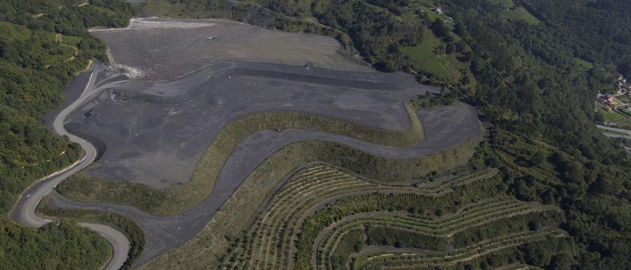 Imagen aérea de la escombrera de Pumardongo, en la que Hunosa quiere instalar el que sería uno de los mayores parques solares de Asturias. | LNE