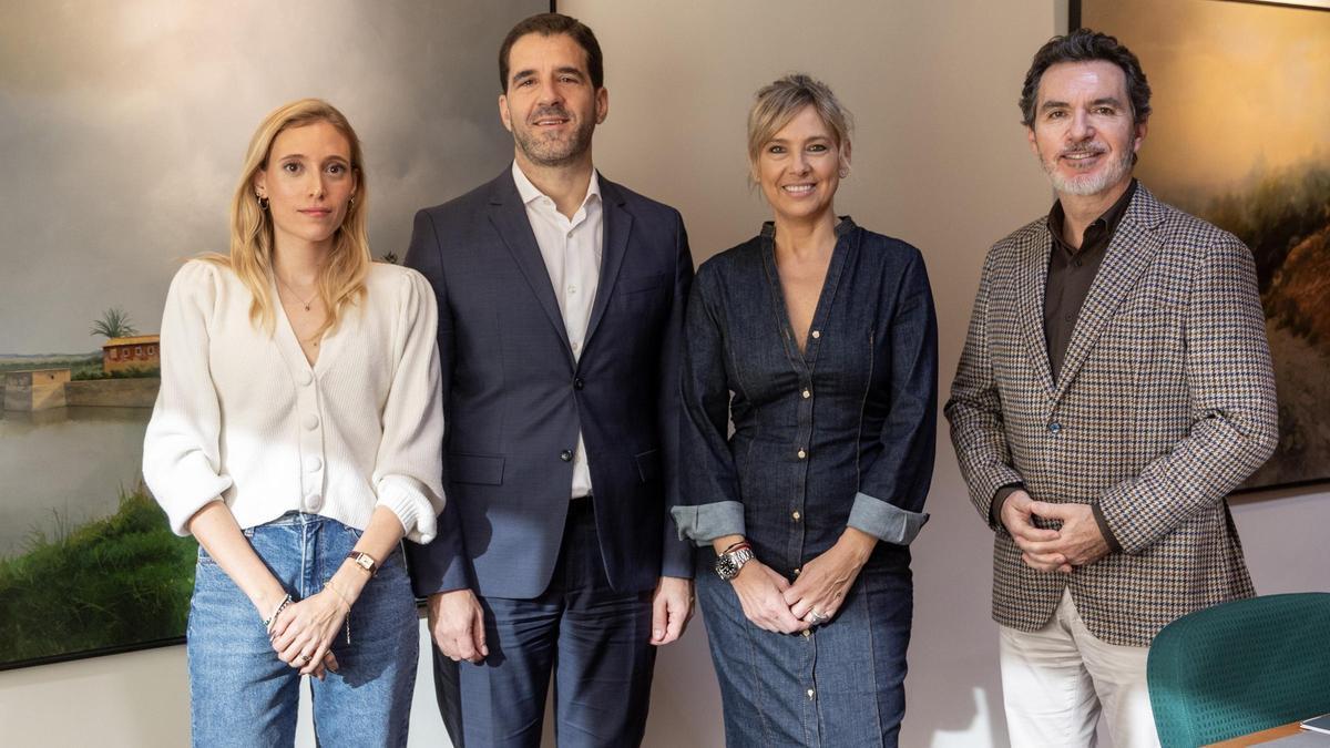 Beatriz Sanchís, CFO de Nax Solutions; Pablo Juárez, director Centro de Banca de Clientes de BBVA en Alicante; Victoria Ferrá, presentadora y periodista; junto con Ricardo Miralles, director de economía y análisis de la CEV.