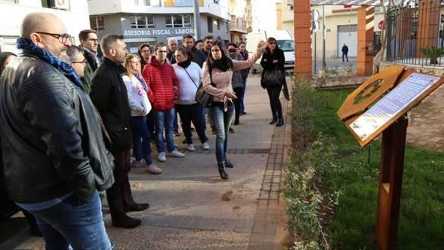 Nomdedeu, junto al alcalde, Jordi Juan, y los alumnos del Taller de Empleo de Tavernes, en el Prado.