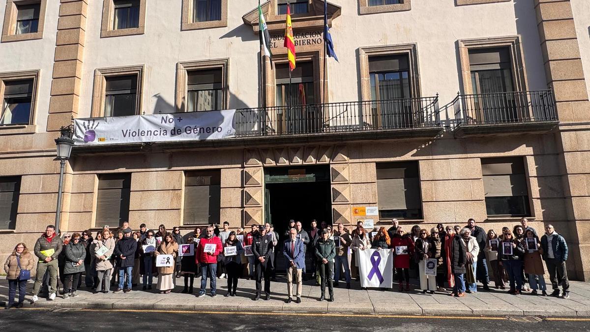 Minuto de silencio en la Subdelegación del Gobierno de Cáceres