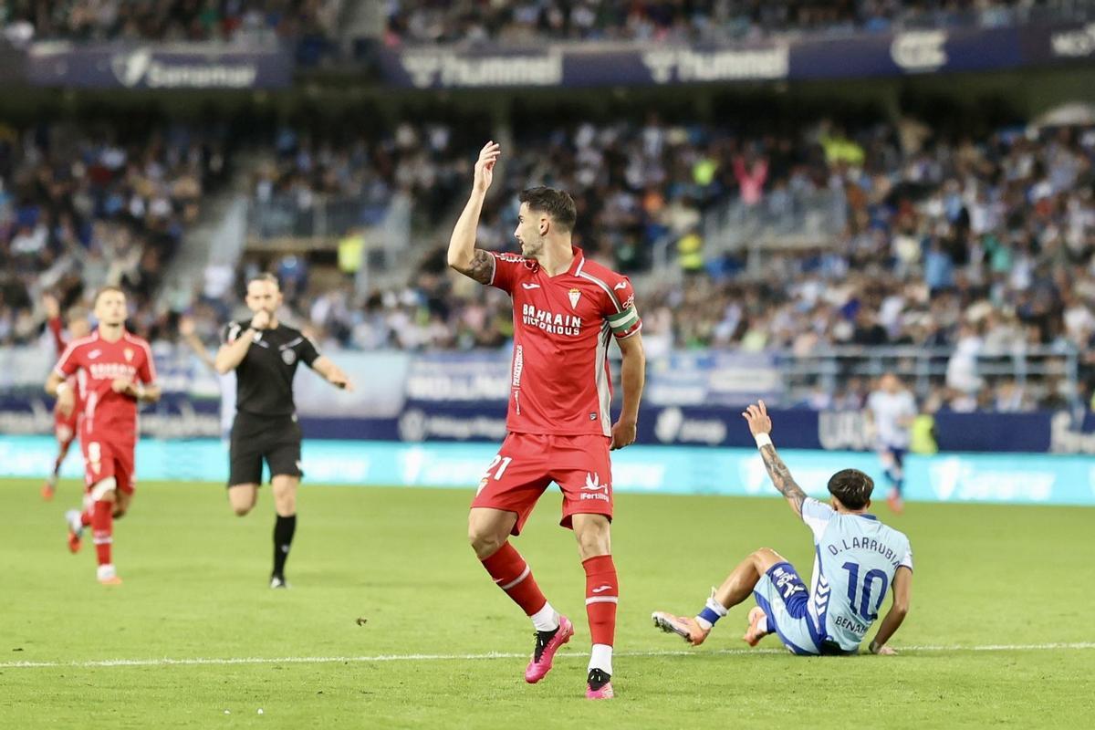 La acción de la expulsión de Carlos Albarrán en el Málaga-Córdoba CF de la primera vuelta.