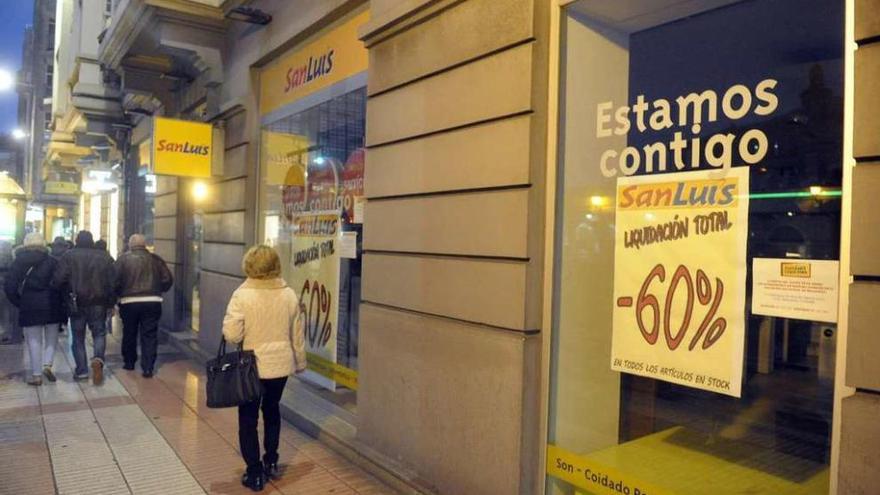 La tienda de San Luis en la plaza de Pontevedra, a principios de febrero, ya cerrada.