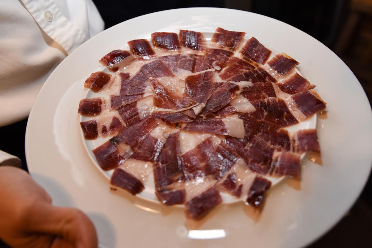 Un plato de jamón en una foto de archivo