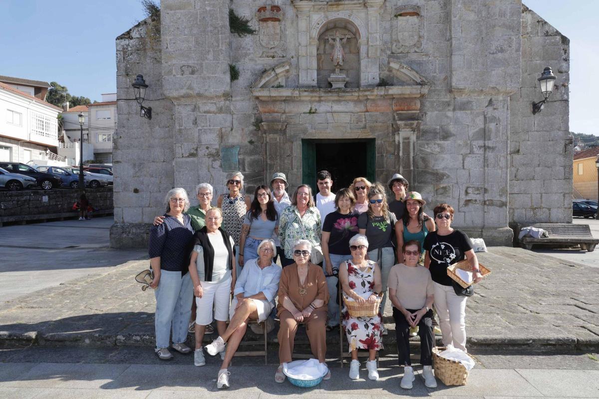 Os grupos de teatro do centro sociocomunitario con Mónica Sueiro tras o ensaio en Santa Liberata.