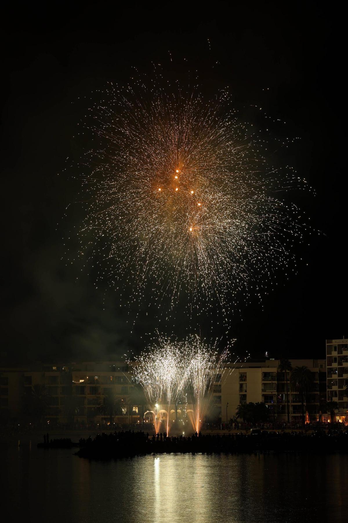 Mira aquí todas las fotos de los fuegos artificiales en ses Figueretes Mira aquí todas las fotos de los fuegos artificiales en ses Figueretes
