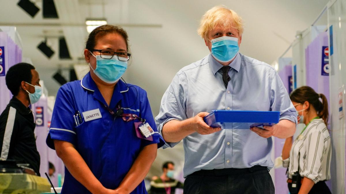 Boris Johnson, en un centro de vacunación en Londres.