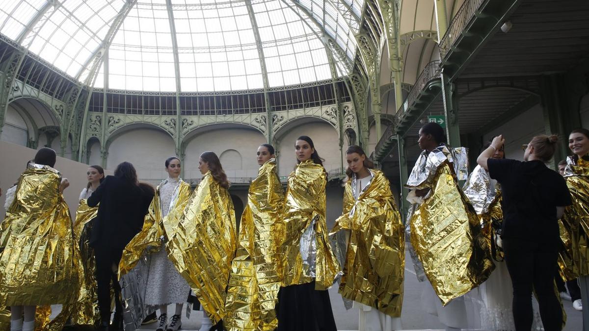 Las modelos del desfile de alta costura de Chanel, con mantas térmicas, antes del desfile.