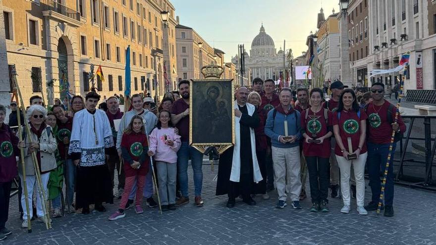 Una imagen de la expedición, con la Virgen, ante el Vaticano.