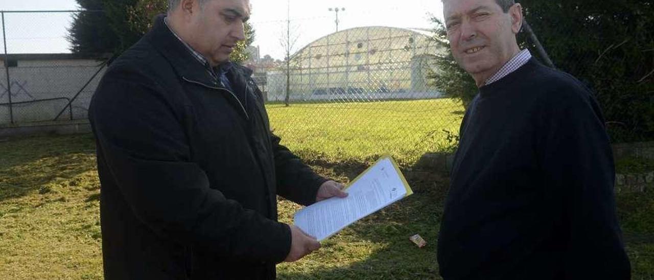 Aragunde e Iglesias, ayer, repasando unos documentos con la piscina al fondo. // Noé Parga