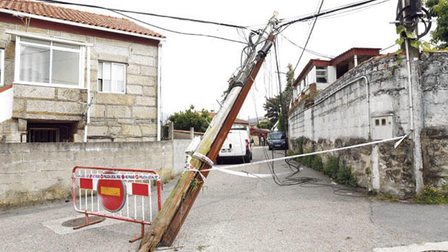 Un camión se engancha en el cableado eléctrico y queda atascado en Vigo