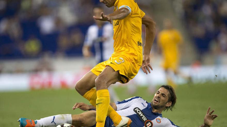 Weligton pugna con Víctor Sánchez en el encuentro de la primera vuelta.