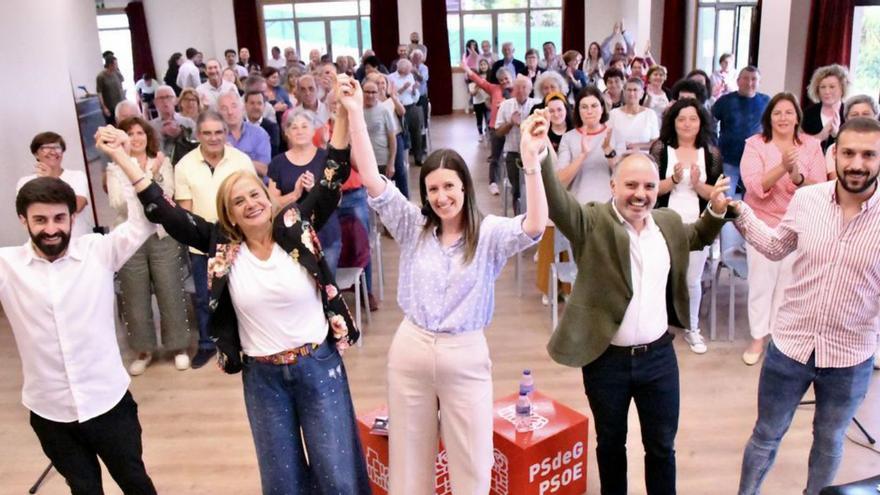 La candidata del PSOE, Victoria Alonso, en Cela, arropada por Silva y Regades.   // D.P.