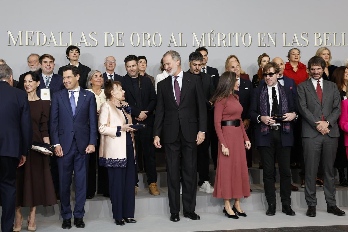 Foto de familia con los galardonados tras la entrega de las Medallas de Oro al Mérito en las Bellas Artes 2023.
