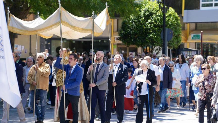 Deza y Tabeirós se alfombran de fe y flores por el Corpus