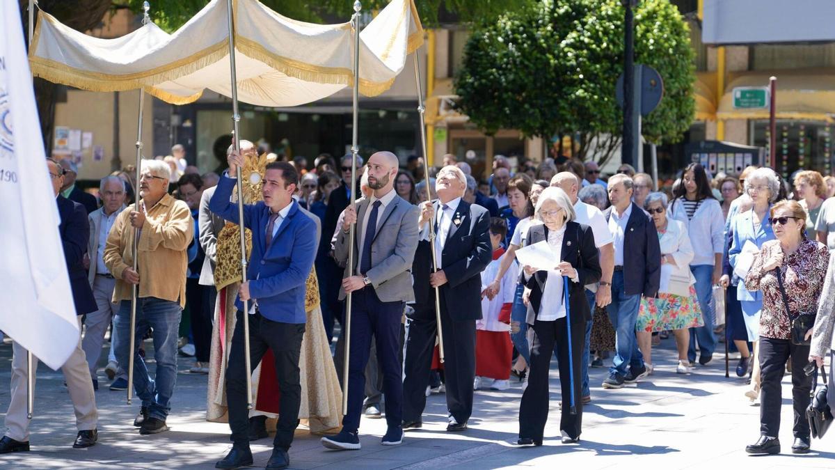 Deza y Tabeirós se alfombran de fe y flores por el Corpus.