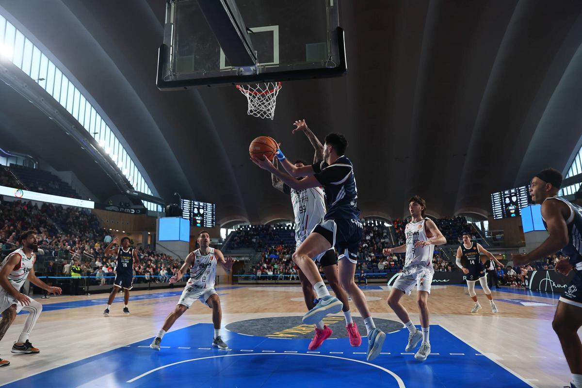 Todas las imágenes de la victoria del Alimerka Oviedo Baloncesto ante el Fibwi Palma