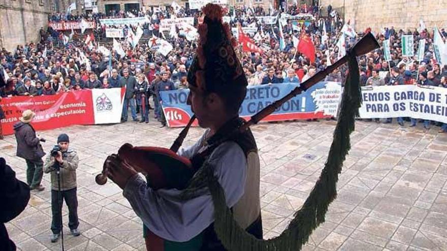 Los manifestantes en la plaza de A Quintana, en Santiago de Compostela.  // Jorge Leal