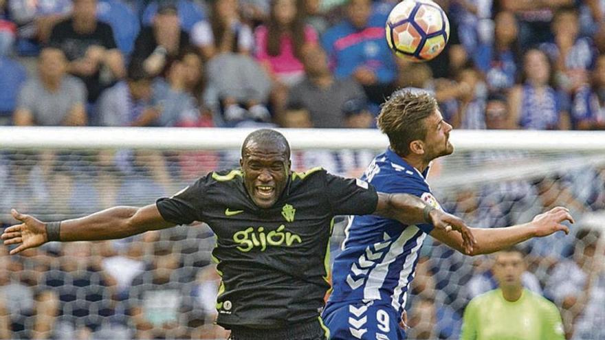 Babin y Santos luchan por un balón alto.