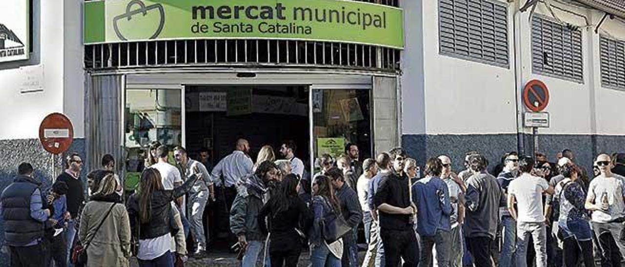 Imagen de archivo de gente afuera del mercado de Santa Catalina durante el tardeo.