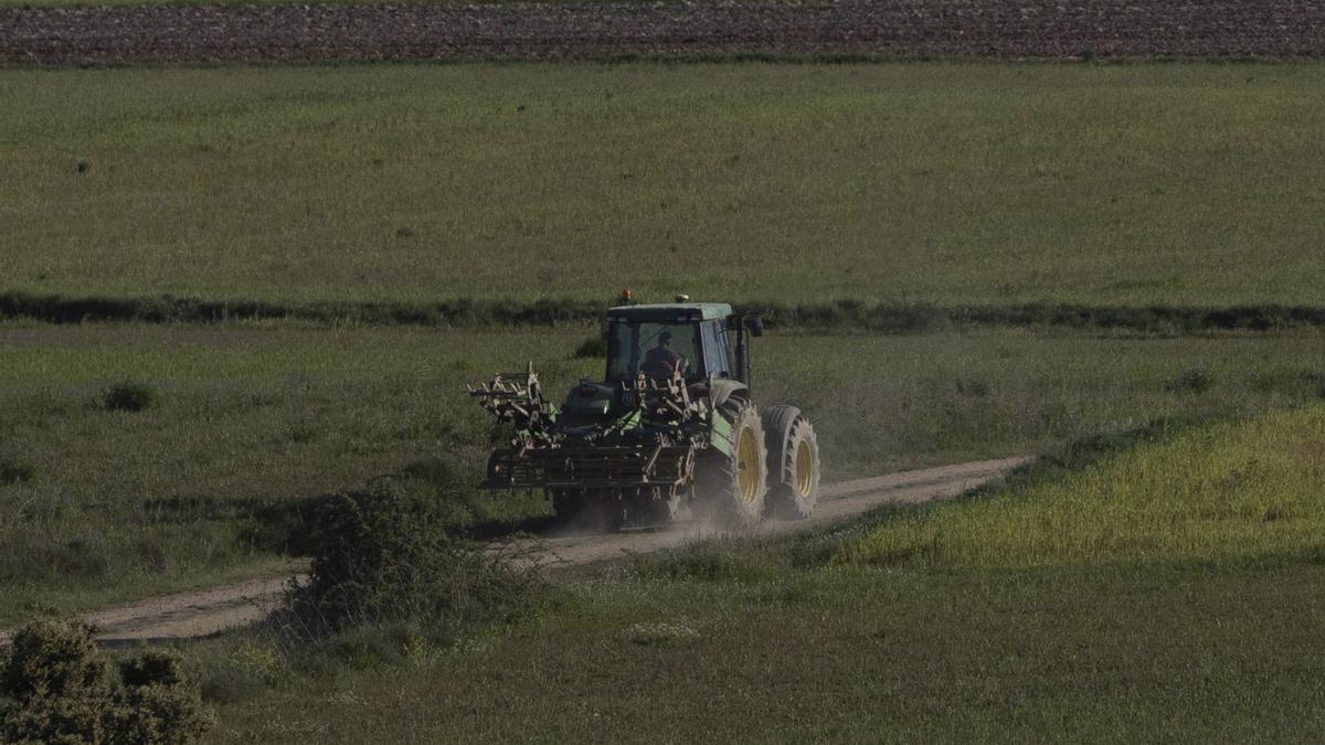 Un tractor con aperos agrícolas circula por un camino en la provincia de Zamora.  | JOSÉ LUIS FERNÁNDEZ