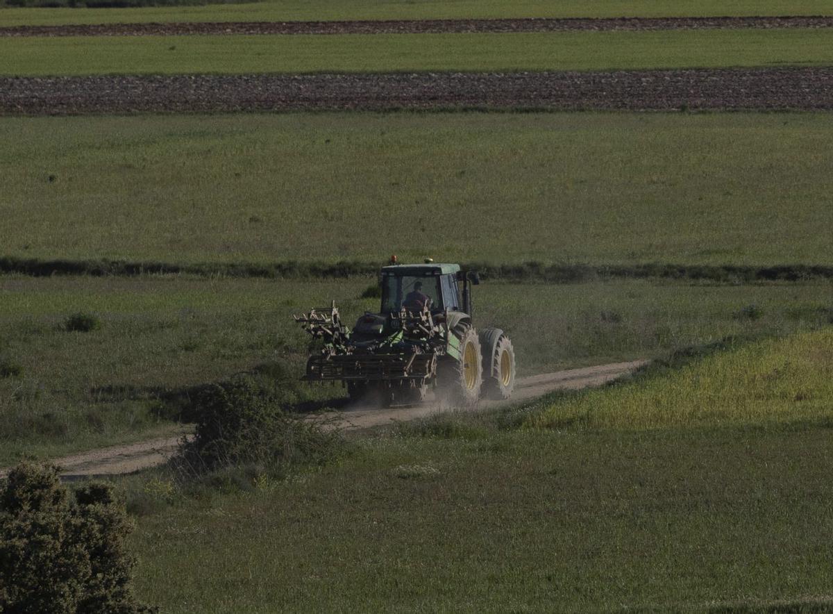 Un tractor con aperos agrícolas circula por un camino en la provincia de Zamora.  | JOSÉ LUIS FERNÁNDEZ