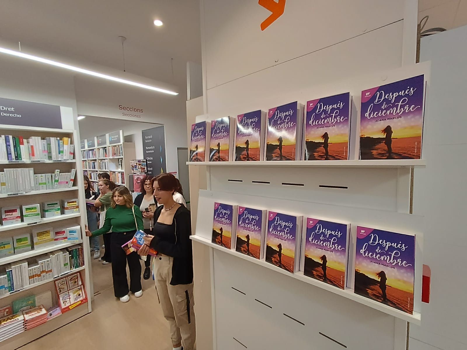 La escritora mallorquina Joana Marcús firma su último libro en Palma