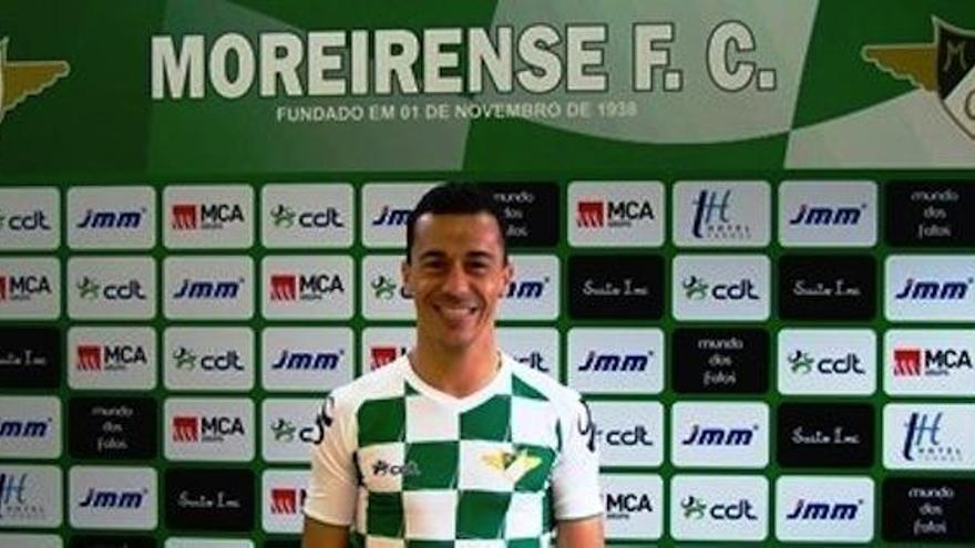 Espinho ya posa con la camiseta del Moreirense tras el acuerdo alcanzado entre el Málaga y el conjunto portugués