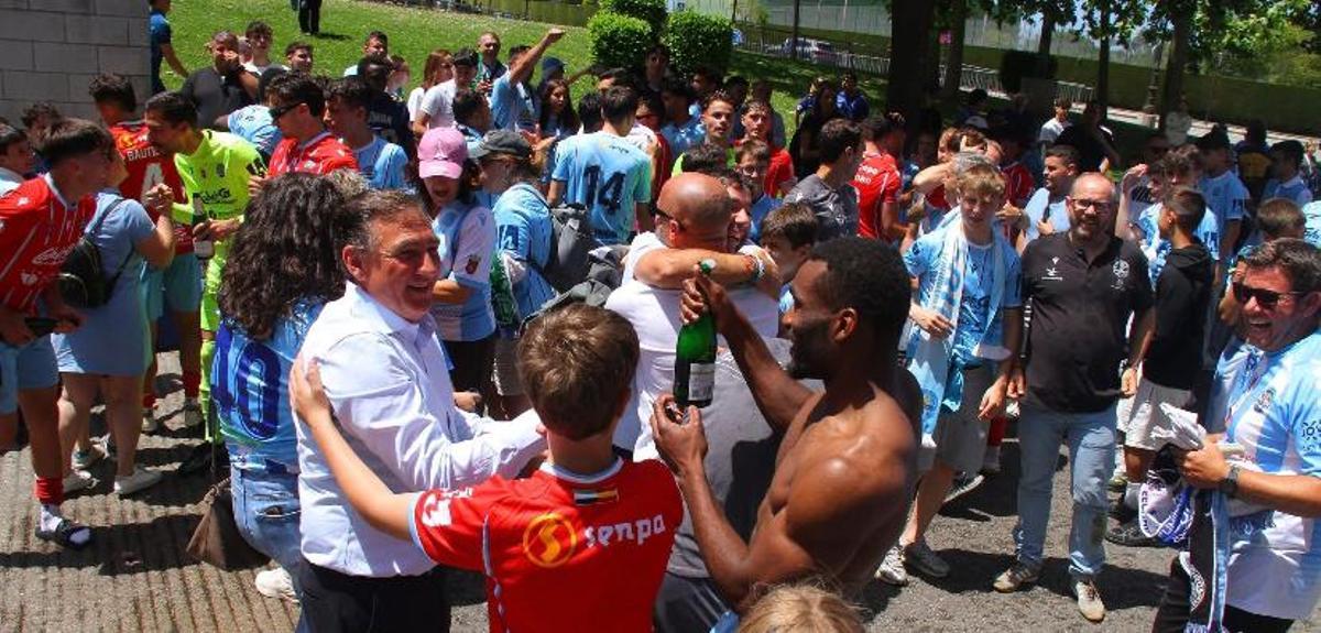 Celebrando el ascenso.