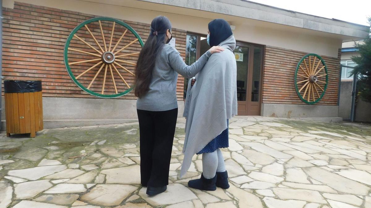 Mare i filla fotografiades d’esquena per protegir-ne la identitat al recinte de la Llar Sant Joan de Déu de Manresa | G.C.