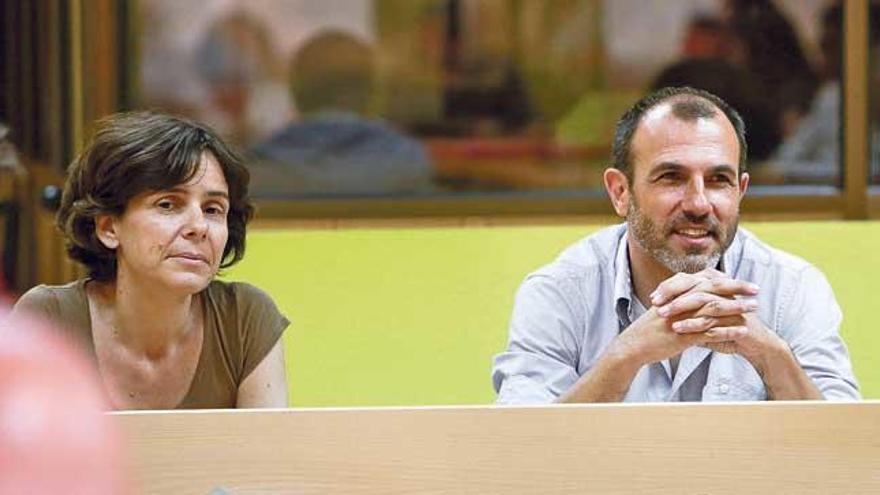 La diputada de Més Margalida Capellà, junto a Biel Barceló.