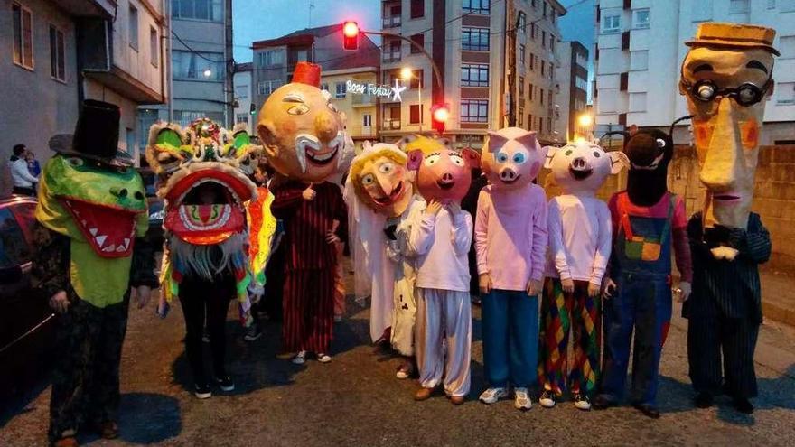 Los cabezudos hicieron una primera incursión en la cabalgata de A Estrada en 2015.