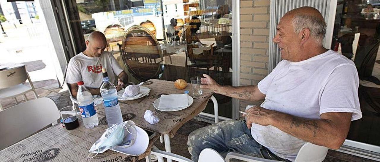 José Antonio González, a la derecha, en una terraza del barrio.