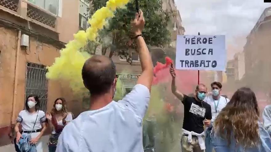 Protesta en Alicante de los sanitarios de refuerzo por la pandemia cuyos contratos no serán renovados