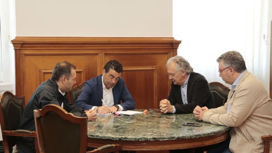 Reunión de Luis López con el alcalde de Caldas, J. Manuel Rey. |  // FDV