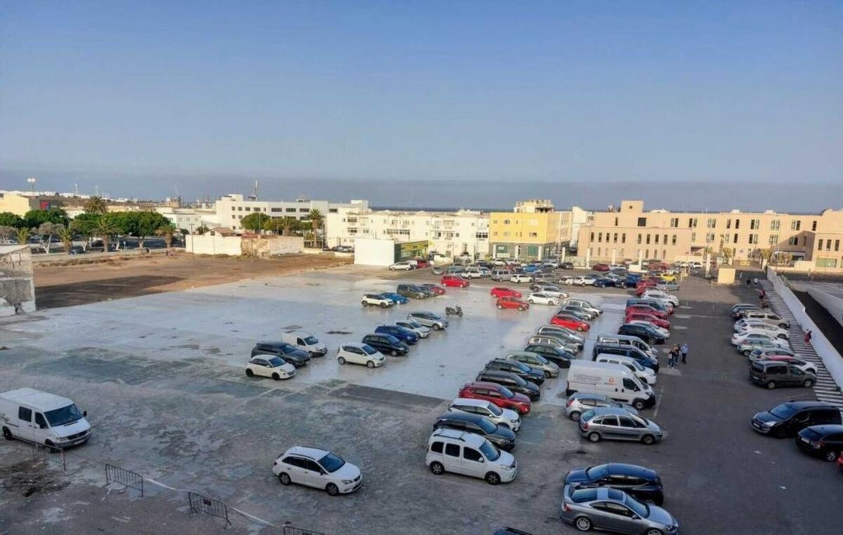Aparcamiento junto al centro comercial Open Mall en Arrecife.