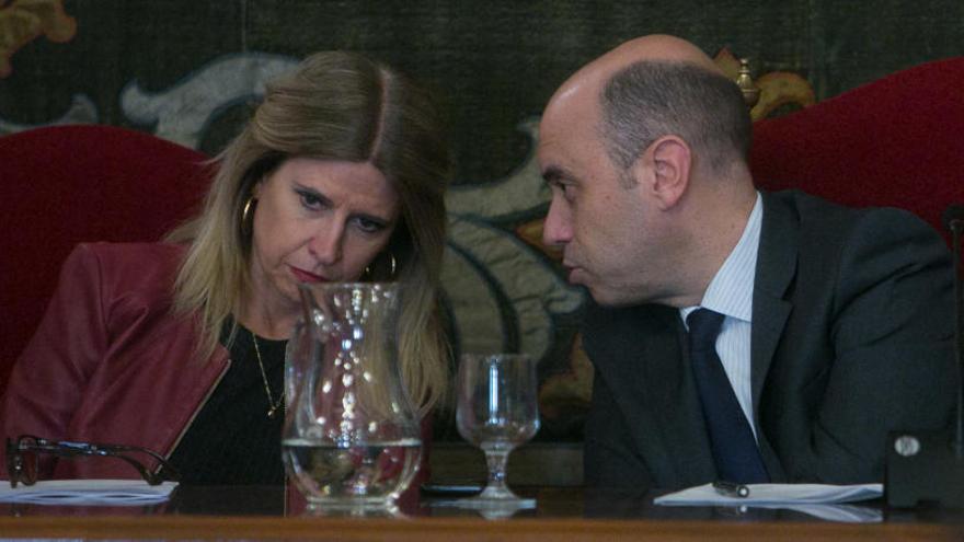 Eva Montesinos y Gabriel Echávarri, en un reciente pleno