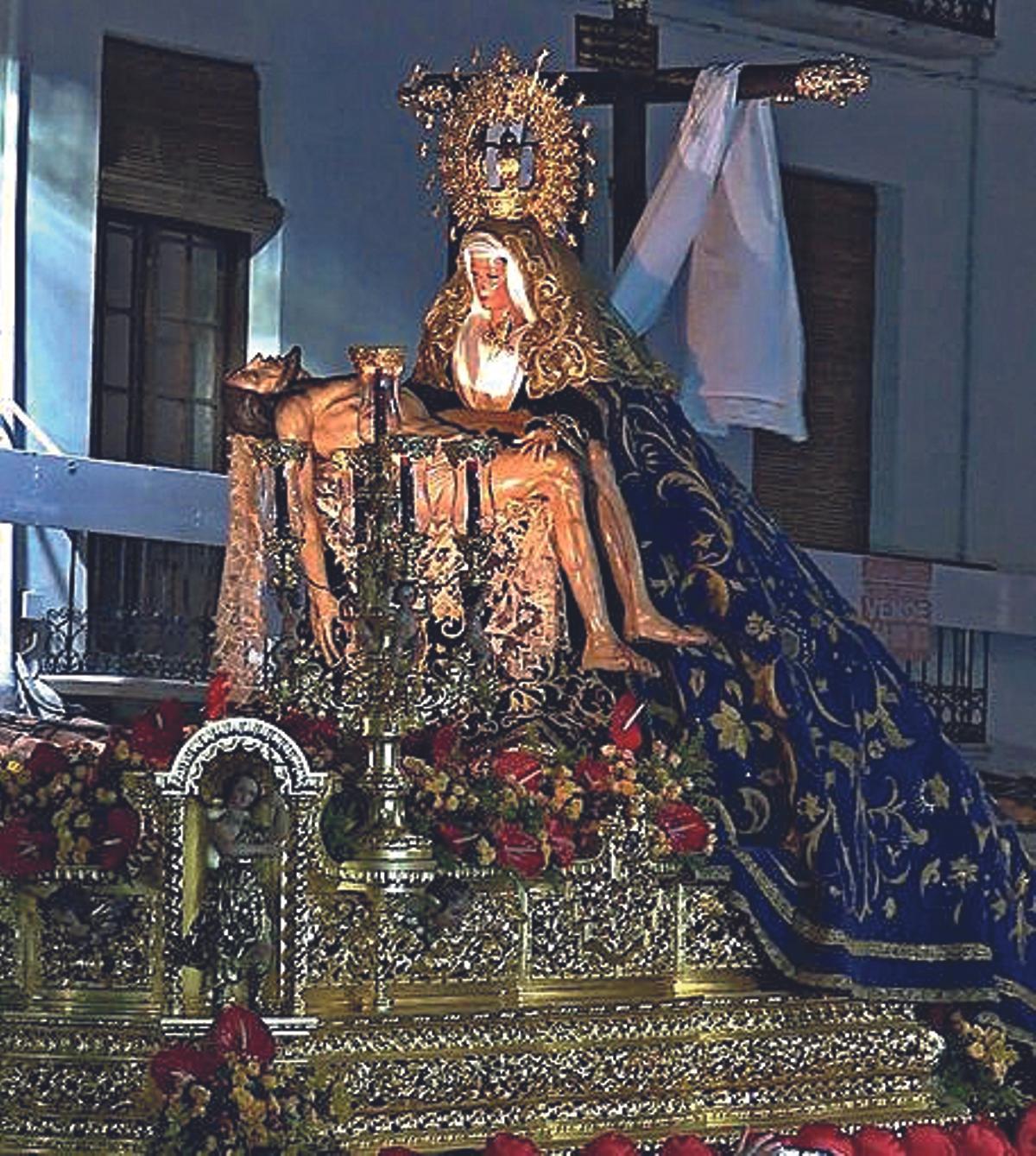 Nuestra Señora de Las Angustias es la elegancia en la tarde noche del Viernes Santo.