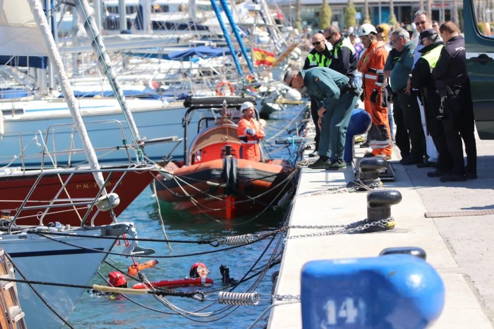 Buscan a una mujer en el agua en el Muelle Uno